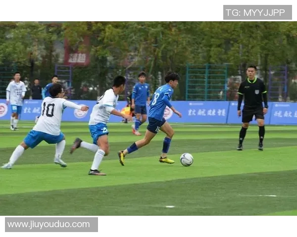 足球明星齐聚青秀山激情对决展现球技魅力与风采 足球明星齐聚青秀山激情对决展现球技魅力与风采