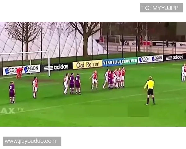 足球明星观看中国舞狮精彩表演感受传统文化魅力与激情碰撞 足球明星观看中国舞狮精彩表演感受传统文化魅力与激情碰撞