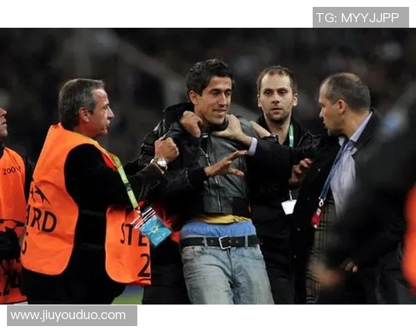 足球明星遭球迷挑衅现场竖中指引发热议引关注球迷行为再引讨论 足球明星遭球迷挑衅现场竖中指引发热议引关注球迷行为再引讨论