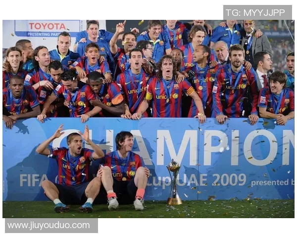 足球明星举旗瞬间高清图赏析展现激情与荣耀的完美结合